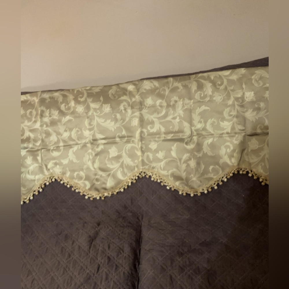 7 curtains, New in Package, 50x18”, (one package has 2 curtains.) Valance